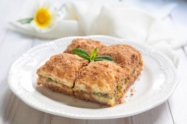 Geleneksel Türkçe yeni tatlı şam fıstıklı soğuk sütlü baklava (Türkçe adı; soguk baklava)