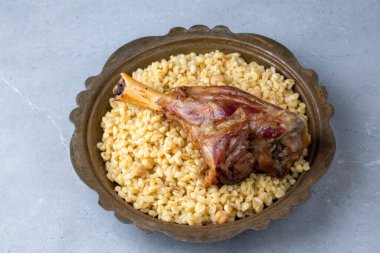 Türk yemekleri; bulgur buğday pilavı üzerine kuzu şiş tandır (Türkçe adı; bulgur bugday pilavi kuzu incik tandir)