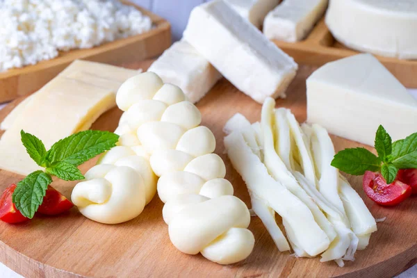 Geleneksel çeşitli peynirler, ip, örgü ve Cecil peyniri, Türk şarküteri konsepti