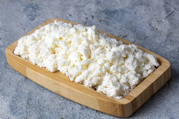 Ev yapımı organik süzme peynir veya kase (Türkçe adı: lor peyniri))