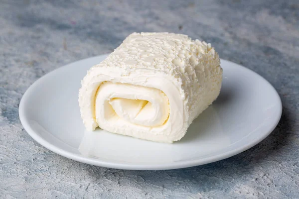 Türk kremalı süt ürünü. Türk kahvaltısı için bir bardak sütlü pıhtılaşmış krema. (Türkçe adı; kayak)