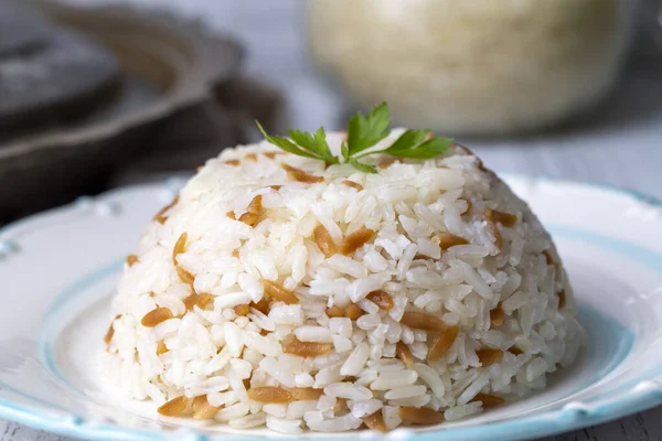 Geleneksel lezzetli Türk yemekleri; Türk usulü pirinç pilavı (Türkçe adı; Arpa sehriyeli pirinc pilavi)