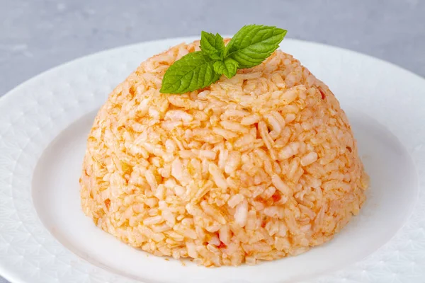 Geleneksel lezzetli Türk yemekleri; domatesli pirinç pilavı (Türkçe adı; Domatesli pirinc pilavi))