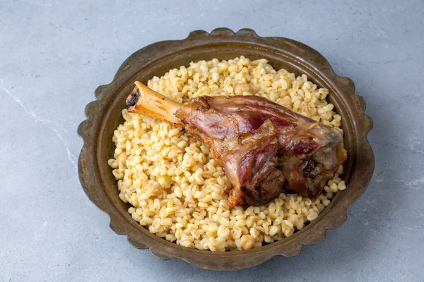 Türk yemekleri; bulgur buğday pilavı üzerine kuzu şiş tandır (Türkçe adı; bulgur bugday pilavi kuzu incik tandir)