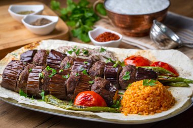 Türk usulü patlıcan ve köfte. Taze ızgara patlıcan kebabı. Orta Doğu mutfağı