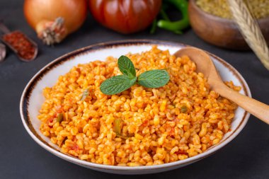 Tabakta domates sosu bulunan geleneksel Türk bulgur pilavı (Türkçe adı; meyhane pilavi))