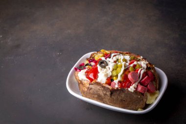 Kumpir, peynirli, mısırlı, sosisli, ketçaplı, mayonezli ve zeytinli Türk patatesi. Bu kumpir geleneksel Türk yemeğidir.