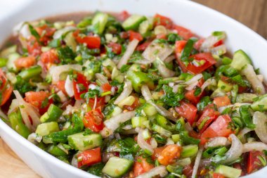Türk çoban salatası, salatalık, domates, kırmızı soğan, biber, maydanoz (Türk adı; kasik salatası))