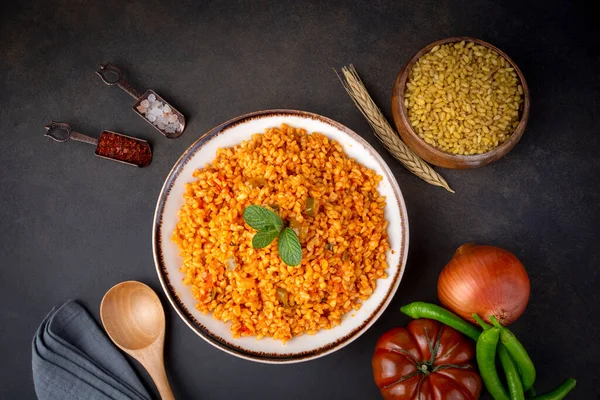 Tabakta domates sosu bulunan geleneksel Türk bulgur pilavı (Türkçe adı; meyhane pilavi))