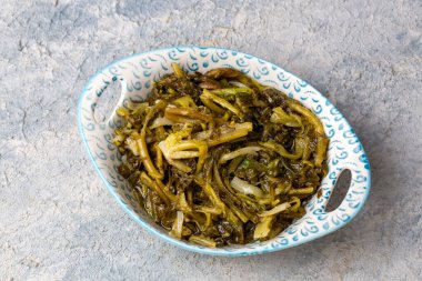 Turp salatası, geleneksel Türk mezeleri, Ege otları (Türkçe adı; Radika ve Turp otu salatasi)