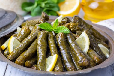 Lezzetli dolma (sarma) doldurulmuş üzüm yaprağı pilav, beyaz yoğurt sosu. Lübnan Dolma Sarması tabakta. Lübnan Türk mutfağı, Yunan ortadoğu mutfağı. (Türkçe adı: Yaprak sarma)