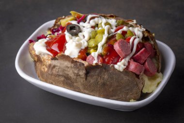 Kumpir, peynirli, mısırlı, sosisli, ketçaplı, mayonezli ve zeytinli Türk patatesi. Bu kumpir geleneksel Türk yemeğidir.