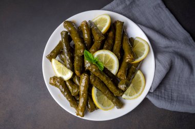 Lezzetli dolma (sarma) doldurulmuş üzüm yaprağı pilav, beyaz yoğurt sosu. Lübnan Dolma Sarması tabakta. Lübnan Türk mutfağı, Yunan ortadoğu mutfağı. (Türkçe adı: Yaprak sarma)