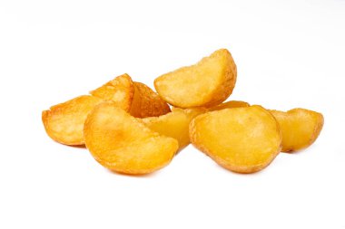 Beyaz arkaplanda patates parçaları