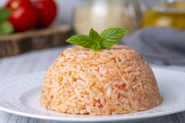 Geleneksel lezzetli Türk yemekleri; domatesli pirinç pilavı (Türkçe adı; Domatesli pirinc pilavi))