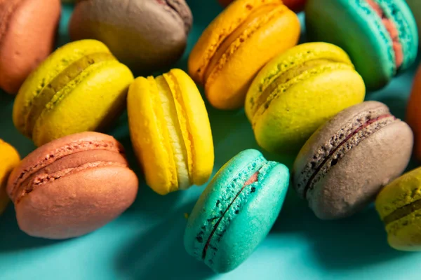 Close Macarons Bolos Cores Diferentes Fundo Azul Conceito Culinária Culinária — Fotografia de Stock