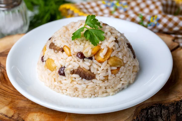 Geleneksel lezzetli Türk yemekleri; çam fıstığı ve fındıklı pirinç pilavı (Türkçe adı; bademli iç pilav veya pilav))