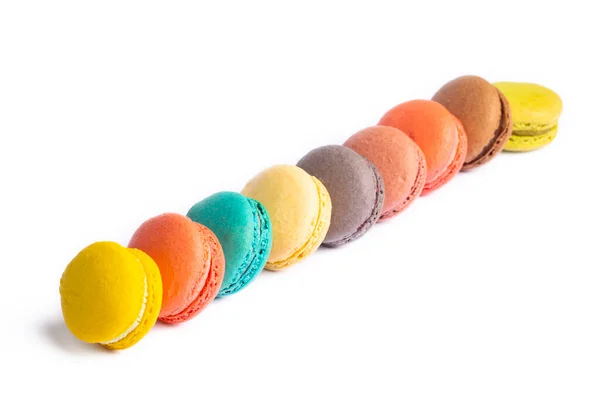 Bolos Macaroon Coloridos Pequenos Queques Franceses Macarons Coloridos Fundo Branco — Fotografia de Stock