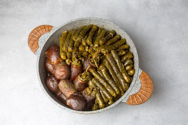 土耳其传统菜肴 塞满了叶子和放在锅里的干茄子 土耳其语 Yaprak Sarmasi Kuru Patlican Dolmasi — 图库照片