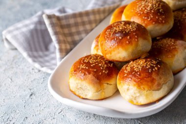 Geleneksel lezzetli el yapımı Türk hamur işi peynirli hamur işi (Türkçe adı: pogaca))