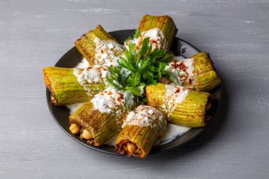 Geleneksel Türk yemekleri; doldurulmuş kabak (kousa mahshi) eti, Türkçe adı; Sihil mahsi, kabak dolmasi