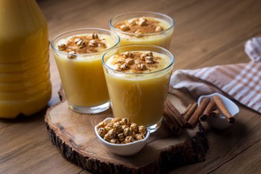 Kızarmış nohut Boza veya Bosa ile geleneksel Türk içeceği