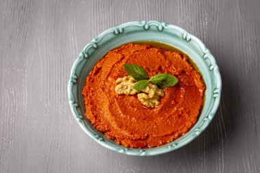 Geleneksel lezzetli Türk aperatifi Muhammara, sağlıklı ceviz ve kavrulmuş kırmızı biber sosu.