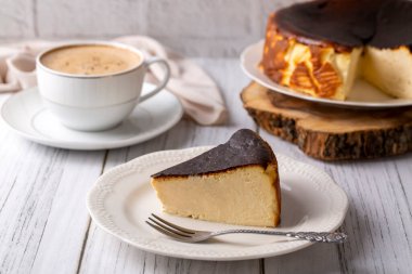 San Sebastian Cheesecake. Fotoğrafı kapat.