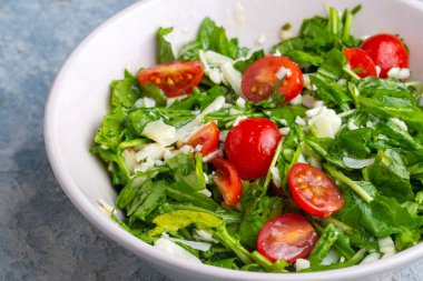 Türk usulü roka salatası (Türkçe adı; roka salatasi)