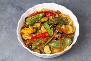 Yoğurtla kızartılmış Türk usulü sebze (Yoğurtlu Karisik Kizartma))