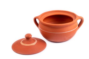 Türk mutfağının lezzetli yiyecekleri pişirmek için kullanılan beyaz seramik seramik. Guvec Türk ismi