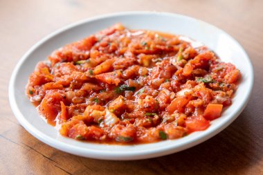 Baharatlı bir Türk aperatifi. Domates, dolma biber, maydanoz, nane, zeytinyağı ve sıcak biberden yapılmış ezme..
