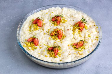 Cevizli gullac tatlısını yakın plan. Geleneksel Ramazan tatlısı. Orta Doğu Tatlıları.