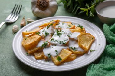 Yoğurtla kızartılmış Türk usulü sebze (Yoğurtlu Karisik Kizartma))