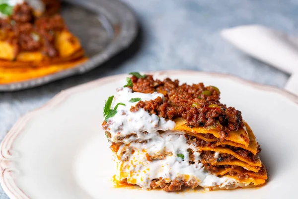 Yemek Kayseri Yaglama kıyma, yoğurt ve domates salçası