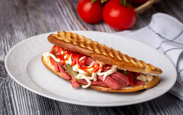 Geleneksel Türk tost sandviçi servisi (Türkçe adı: Ayvalik tostu)