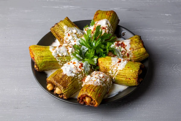 Geleneksel Türk yemekleri; doldurulmuş kabak (kousa mahshi) eti, Türkçe adı; Sihil mahsi, kabak dolmasi