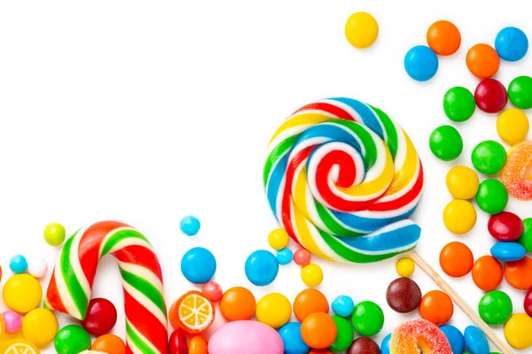 Renkli lolipoplar ve farklı renkte yuvarlak şekerler. Üst görünüm.