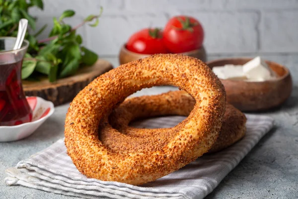 Simit adında bir Türk fast food simidi. Susamlı Türk simidi Simit. Simit geleneksel Türk pastanesidir. Türkçe isim; simit - hayat