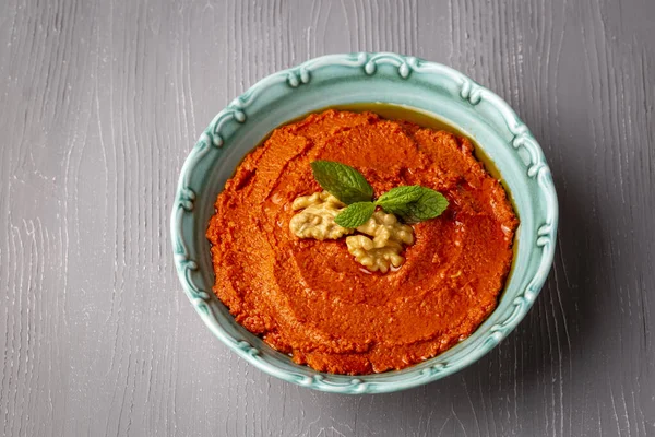 Geleneksel lezzetli Türk aperatifi Muhammara, sağlıklı ceviz ve kavrulmuş kırmızı biber sosu.