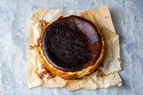 San Sebastian Cheesecake. Fotoğrafı kapat.