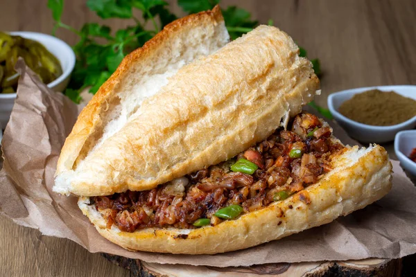 Geleneksel Türk yemeği Kokorec. İzmir Kokorec