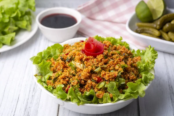 Geleneksel lezzetli Türk yemekleri: bulgur salatası (kisir)