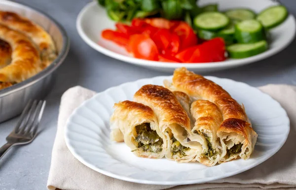 Türk Tepsi Boregi, Yuvarlak Borek, Tepsi hamur işi (Türkçe adı; rulo borek veya kol boregi)