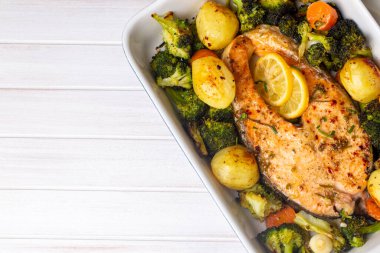 Brokoli ve sebzeli fırında somon filetosu..