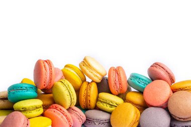 Renkli kurabiyeler. Küçük Fransız çörekleri. Beyaz arkaplanda renkli badem kurabiyeleri