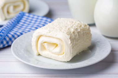 Türk kremalı süt ürünü. Türk kahvaltısı için bir bardak sütlü pıhtılaşmış krema. (Türkçe adı; kayak)