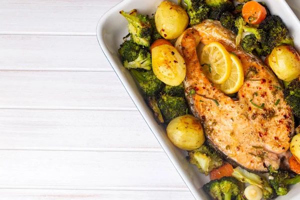 Brokoli ve sebzeli fırında somon filetosu..