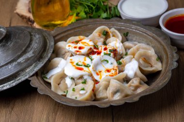 Pelmeni mantı veya Rus mantı (Türkçe: manti))