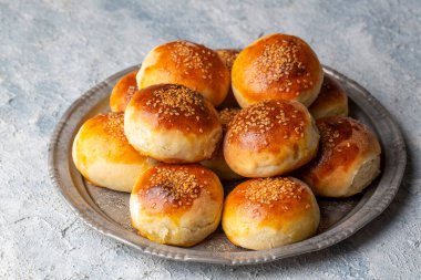 Geleneksel lezzetli el yapımı Türk hamur işi peynirli hamur işi (Türkçe adı: pogaca))